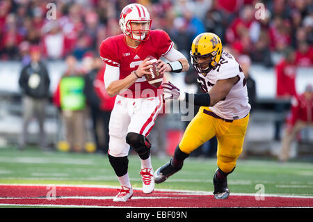 29 novembre 2014 : Wisconsin Badgers quarterback Joel discontinue # 2 mains pour son droit au cours de la NCAA Football match entre les Minnesota Golden Gophers et le Wisconsin Badgers au Camp Randall Stadium à Madison, WI. Le Wisconsin a battu Minnesota 34-24. John Fisher/CSM Banque D'Images