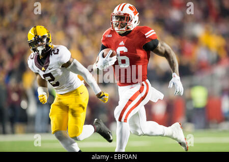 29 novembre 2014 : Wisconsin Badgers running back Corey Clement # 6 rushes pour 31 yards lors de la NCAA Football match entre les Minnesota Golden Gophers et le Wisconsin Badgers au Camp Randall Stadium à Madison, WI. Le Wisconsin a battu Minnesota 34-24. John Fisher/CSM Banque D'Images