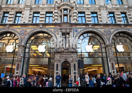 Londres, Royaume-Uni - 29 NOVEMBRE 2014 : la foule de clients dans les cours des inondations l'Apple store sur Regent Street à Londres, le 29 novembre 2014 Banque D'Images