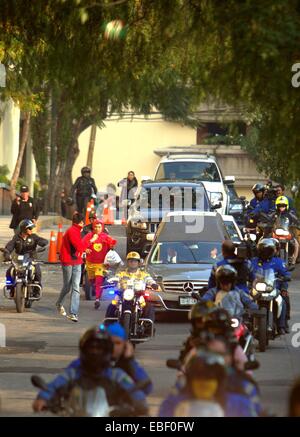 La ville de Mexico, Mexique. 29 Nov, 2014. Le véhicule qui se déplace le corps du comédien Mexicain Roberto Gomez Bolanos, connu sous le nom de 'Chespirito', arrive pour une cérémonie religieuse privée, en face de Televisa San Angel, dans la ville de Mexico, capitale du Mexique, le 29 novembre, 2014. Le comédien Mexicain Roberto Gomez Bolanos, connu sous le nom de 'Chespirito', est mort vendredi à l'âge de 85 ans dans la ville de Cancun, Qintana Roo état, sud-est du Mexique. Le dimanche le reste de 'Chespirito' recevront un hommage dans le stade Azteca. © Bernardo Maldonado/Xinhua/Alamy Live News Banque D'Images