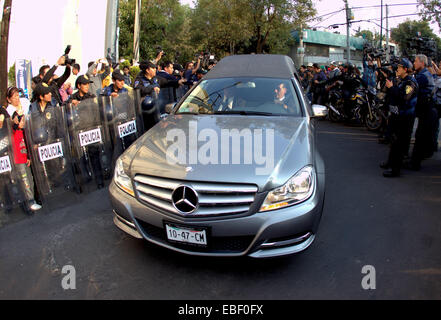 La ville de Mexico, Mexique. 29 Nov, 2014. Le véhicule qui se déplace le corps du comédien Mexicain Roberto Gomez Bolanos, connu sous le nom de 'Chespirito', arrive pour une cérémonie religieuse privée, en face de Televisa San Angel, dans la ville de Mexico, capitale du Mexique, le 29 novembre, 2014. Le comédien Mexicain Roberto Gomez Bolanos, connu sous le nom de 'Chespirito', est mort vendredi à l'âge de 85 ans dans la ville de Cancun, Qintana Roo état, sud-est du Mexique. Le dimanche le reste de 'Chespirito' recevront un hommage dans le stade Azteca. © Bernardo Maldonado/Xinhua/Alamy Live News Banque D'Images