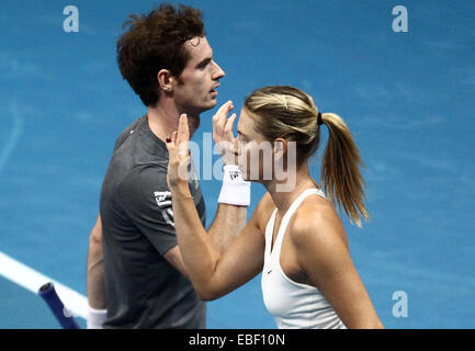 Pasay City, Philippines. 29 Nov, 2014. Maria Sharapova (R) et Andy Murray de la Manille Mavericks réagir lors de leur double mixte match contre le Micromax Aces Indien Rohan Bopanna joueurs et Sania Mirza de l'Inde à la Ligue de tennis international Premier à Pasay City, au sud de Manille, Philippines, le 29 novembre 2014. Maria Sharapova et Andy Murray a perdu 1-6. © Rouelle Umali/Xinhua/Alamy Live News Banque D'Images