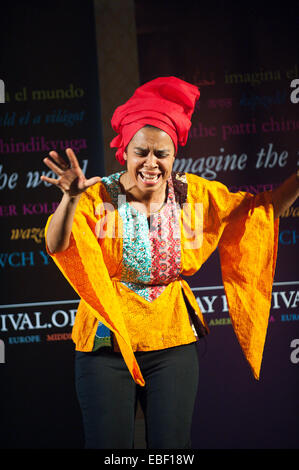 Hay-on-Wye, au Royaume-Uni. 29 novembre, 2014. Conteur-né nigérian Atinuke jette sa magie sur l'audience dans la salle à manger de l'hôtel Swan à la quinzième Hay Festival Week-end d'hiver qui se déroule dans divers endroits autour de Hay-on-Wye le 28 29 & 30 novembre. Cette année le Festival est à l'honneur avec la participation de lauréats du Prix Booker Graham Swift et Eleanor Catton, langues, Experts David et Ben Cristal, Laura Bates, créateur de la vie quotidienne sexisme projet, Danny Dorling sur l'inégalité et le comédien Danny Ward. Credit : Graham M. Lawrence/Alamy Live News. Banque D'Images