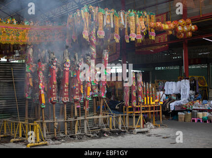 Grand encens brûler dans le cadre de l'assemblée annuelle du Festival Végétarien, Saan Jao Joe Sue Gong, Bangkok, Thaïlande. Banque D'Images