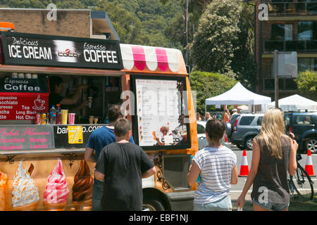Sydney, Australie. 30Th Nov, 2014. Le festival de Newport Beach et marchés comprend les titulaires de décrochage et de la musique live. Cette activité communautaire sur les plages du nord de Sydney a fonctionné pendant plus de 40 ans. Crédit : martin berry/Alamy Live News Banque D'Images