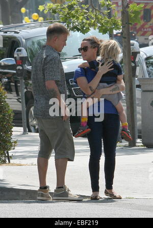 Alanis Morissette avec son mari et leurs fils faire les courses à Brentwood comprend : Alanis Morissette, Mario Treadway,jamais Treadway Où : Los Angeles, California, United States Quand : 27 mai 2014 Banque D'Images