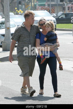 Alanis Morissette avec son mari et leurs fils faire les courses à Brentwood comprend : Alanis Morissette, Mario Treadway,jamais Treadway Où : Los Angeles, California, United States Quand : 27 mai 2014 Banque D'Images