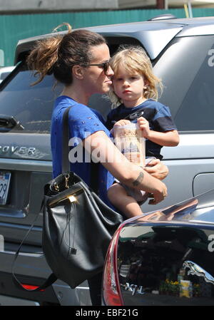 Alanis Morissette avec son mari et leurs fils faire les courses à Brentwood comprend : Alanis Morissette,jamais Treadway Où : Los Angeles, California, United States Quand : 27 mai 2014 Banque D'Images