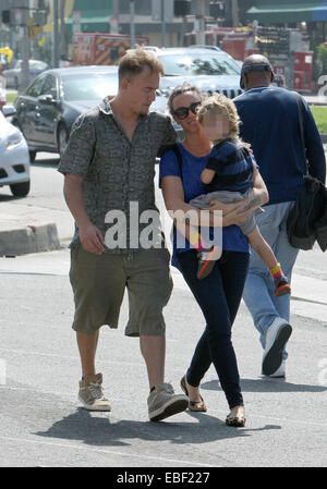 Alanis Morissette avec son mari et leurs fils faire les courses à Brentwood comprend : Alanis Morissette, Mario Treadway,jamais Treadway Où : Los Angeles, California, United States Quand : 27 mai 2014 Banque D'Images