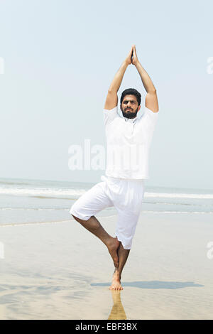 L'homme indien Yoga plage Banque D'Images