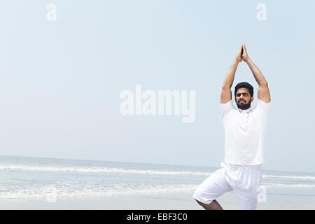 L'homme indien Yoga plage Banque D'Images