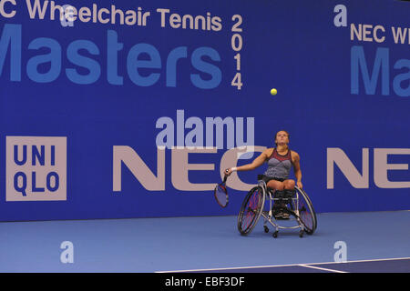 Birmingham, UK. 29 Nov, 2014. Jordanne Whiley (GBR) sur le point de frapper la balle lors de son match de demi-finale avec Aniek van Koot (NED) au concours Masters de tennis en fauteuil roulant de NEC. Bien que créé un début de Whiley plomb, van Koot a remporté un match à une lutte serrée avec un score de 6-7, 7-5, 6-2. Crédit : Michael Preston/Alamy Live News Banque D'Images