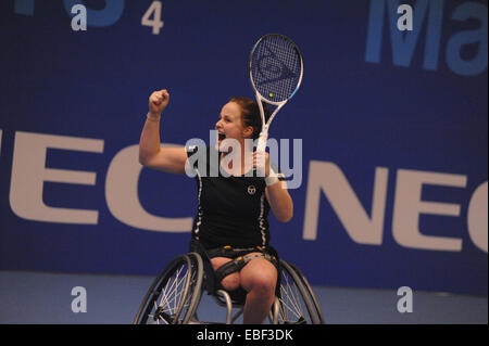 Birmingham, UK. 29 Nov, 2014. Aniek van Koot (NED) célébrer après avoir remporté son match contre Jordanne Whiley (GBR). Bien que créé un début de Whiley plomb, van Koot a remporté un match à une lutte serrée avec un score de 6-7, 7-5, 6-2. Crédit : Michael Preston/Alamy Live News Banque D'Images