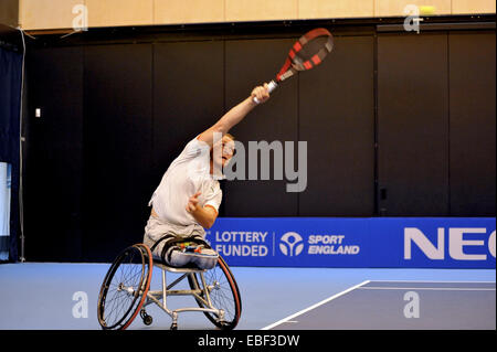 Birmingham, UK. 29 Nov, 2014. Nicolas Peifer (FR) en poste au cours de son match de demi-finale avec Maikel Scheffers (NL) au concours Masters de tennis en fauteuil roulant de NEC. P est allé sur de gagner le match de façon décisive avec un score de 6-4, 6-1. Crédit : Michael Preston/Alamy Live News Banque D'Images