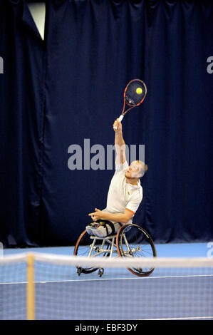 Birmingham, UK. 29 Nov, 2014. Nicolas Peifer (FR) en poste au cours de son match de demi-finale avec Maikel Scheffers (NL) au concours Masters de tennis en fauteuil roulant de NEC. P est allé sur de gagner le match de façon décisive avec un score de 6-4, 6-1. Crédit : Michael Preston/Alamy Live News Banque D'Images