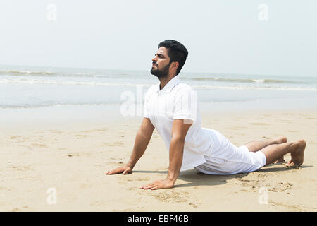 L'homme indien qui s'étend de la plage Banque D'Images