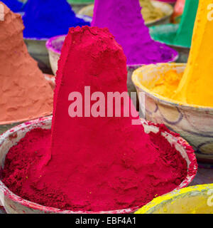 Pieux colorés de teintures en poudre utilisé pour la fête de Holi en Inde Banque D'Images