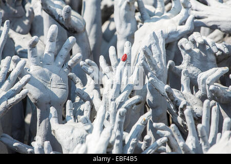 Les mains de l'enfer - détails de Wat Rong Khun (blanc), Temple bouddhiste non classique contemporain temple à Chiang Rai Provinc Banque D'Images