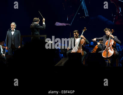 Zagreb, Croatie. 29 Nov, 2014. Luka Sulic (1e R) et Stjepan Hauser (2e R), le duo violoncelle croate connu comme 2CELLOS, effectuer avec le ténor italien Andrea Bocelli (1re L) lors d'un concert à l'Arena de Zagreb à Zagreb, Croatie, 29 novembre 2014. © Lisanin Miso/Xinhua/Alamy Live News Banque D'Images