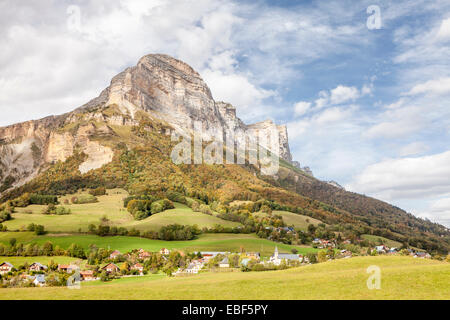 Village de Saint Pancrasse et dent de Crolles peak, Parc Naturel de la Chartreusse, Isère, Rhône-Alpes, France Banque D'Images