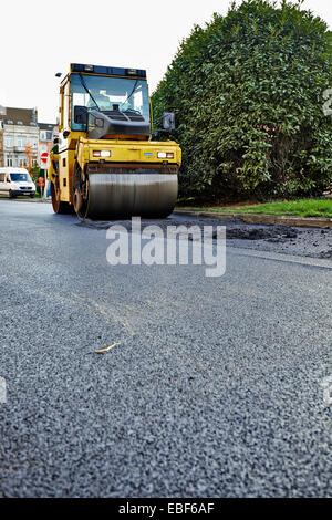 Compacteur à rouleau vibration lourde asphalt pavement travaille pour la réparation des routes sur Novembre 2014 Banque D'Images