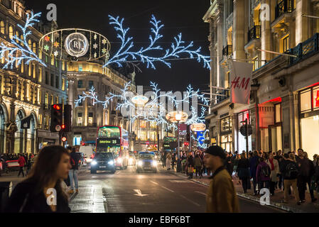 Lumières de Noël dans Regent Street, London, England, UK Banque D'Images