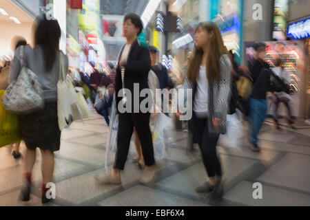 Clients dans une galerie marchande à Shinsaibashi, Osaka, Kansai, Japon Banque D'Images