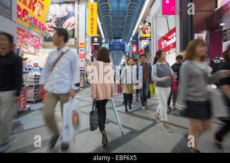 Clients dans une galerie marchande à Shinsaibashi, Osaka, Kansai, Japon Banque D'Images