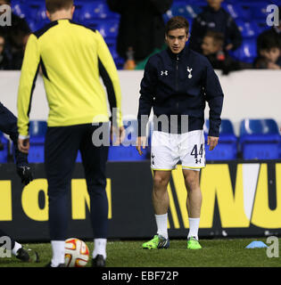 Londres, Royaume-Uni. 27 Nov, 2014. Tottenham's Harry Winks chauffe.Europa League Groupe C- Tottenham vs Partizan Belgrade - White Hart Lane - Angleterre - 27 novembre 2014 - Photo David Klein/Sportimage. © csm/Alamy Live News Banque D'Images