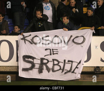 Londres, Royaume-Uni. 27 Nov, 2014. Fans dévoilent une bannière du Kosovo .Europa League Groupe C- Tottenham vs Partizan Belgrade - White Hart Lane - Angleterre - 27 novembre 2014 - Photo David Klein/Sportimage. © csm/Alamy Live News Banque D'Images