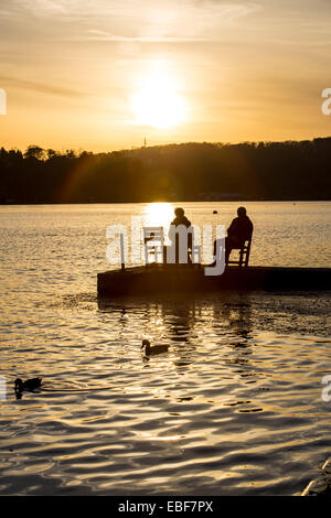 Coucher de soleil sur la Ruhr Essen Baldeneysee, un lac artificiel, rives de la station Beach Club Banque D'Images