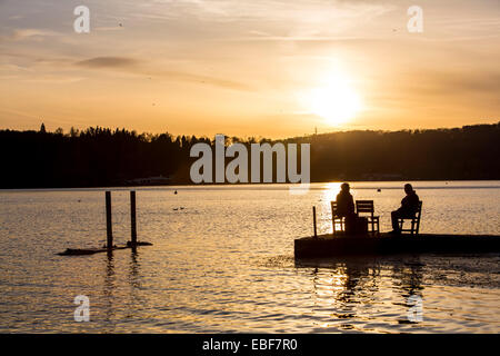 Coucher de soleil sur la Ruhr Essen Baldeneysee, un lac artificiel, rives de la station Beach Club Banque D'Images