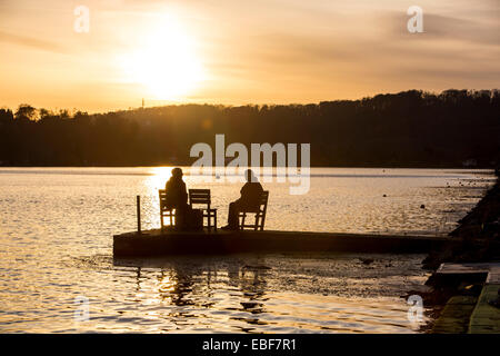 Coucher de soleil sur la Ruhr Essen Baldeneysee, un lac artificiel, rives de la station Beach Club Banque D'Images