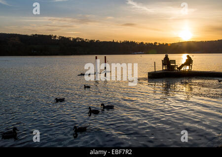 Coucher de soleil sur la Ruhr Essen Baldeneysee, un lac artificiel, rives de la station Beach Club Banque D'Images