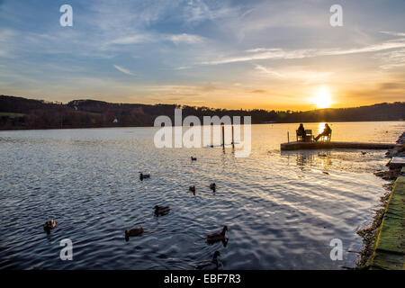 Coucher de soleil sur la Ruhr Essen Baldeneysee, un lac artificiel, rives de la station Beach Club Banque D'Images