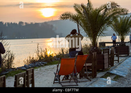 Coucher de soleil sur la Ruhr Essen Baldeneysee, un lac artificiel, rives de la station Beach Club Banque D'Images