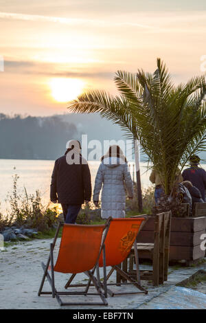 Coucher de soleil sur la Ruhr Essen Baldeneysee, un lac artificiel, rives de la station Beach Club Banque D'Images