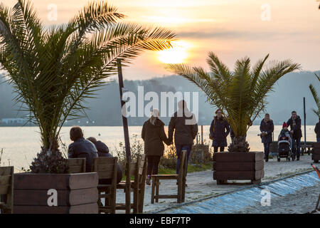 Coucher de soleil sur la Ruhr Essen Baldeneysee, un lac artificiel, rives de la station Beach Club Banque D'Images