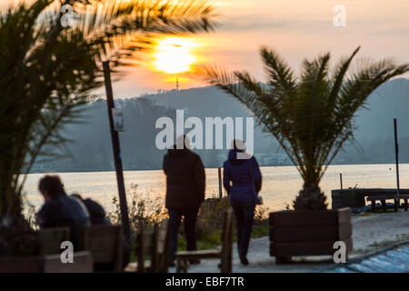 Coucher de soleil sur la Ruhr Essen Baldeneysee, un lac artificiel, rives de la station Beach Club Banque D'Images