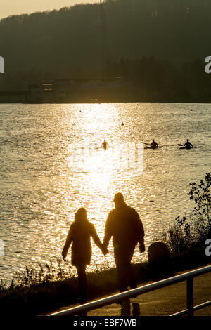 Coucher de soleil sur la Ruhr Essen Baldeneysee, un lac artificiel, rives de la station Beach Club Banque D'Images