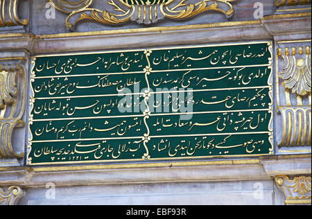 Ancienne écriture de calligraphie arabe sur l'entrée d'une mosquée Rustem Pasa Cami à Istanbul, Turquie Banque D'Images