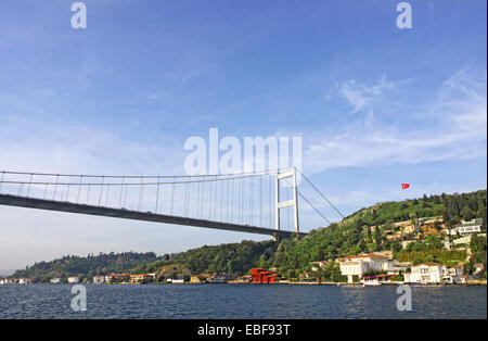 Pont Fatih Sultan Mehmet (aussi appelé le deuxième pont du Bosphore) sur le détroit du Bosphore à Istanbul, Turquie Banque D'Images