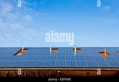 Des panneaux solaires installés sur la toiture du bâtiment Banque D'Images