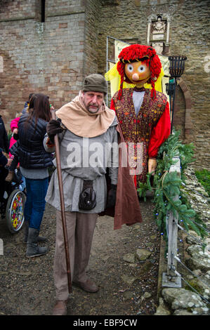 Et un homme habillé en costume médiéval de marionnettes au Ludlow Castle Noël Nourriture et foire artisanale. Le Shropshire Banque D'Images