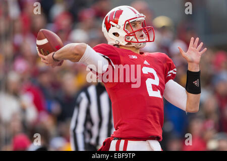 29 novembre 2014 : Wisconsin Badgers quarterback Joel discontinue # 2 jette une note au cours de la NCAA Football match entre les Minnesota Golden Gophers et le Wisconsin Badgers au Camp Randall Stadium à Madison, WI. Le Wisconsin a battu Minnesota 34-24. John Fisher/CSM Banque D'Images