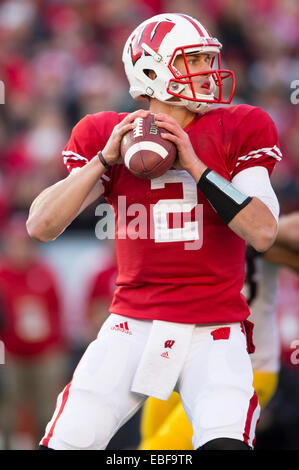 29 novembre 2014 : Wisconsin Badgers quarterback Joel discontinue # 2 revient à passer en cas de la NCAA Football match entre les Minnesota Golden Gophers et le Wisconsin Badgers au Camp Randall Stadium à Madison, WI. Le Wisconsin a battu Minnesota 34-24. John Fisher/CSM Banque D'Images