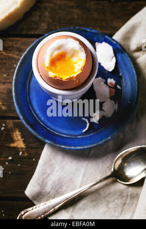 Le petit-déjeuner avec des oeufs à la coque, servi avec du pain sur la table en bois. Vue d'en haut. Banque D'Images