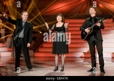 Suhl, Allemagne. 29 Nov, 2014. Chanteurs Chris de Burgh (l-r), Mirelle Mathieu et Florian Silbereisen hôte au cours de la '100000' Adventsfest der Lichter (Avènement de la lumières 100000 Fest' dans le centre de congrès à Suhl, Allemagne, 29 novembre 2014. Le programme de musique a été diffusée en direct sur ARD. Photo : Andreas LANDER/dpa/Alamy Live News Banque D'Images