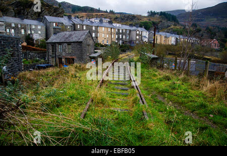 Une ligne de chemin de fer désaffectées dans Blaenau Ffestiniog Nord du Pays de Galles la ville que le monde avec son toit ardoise maintenant fermé Banque D'Images