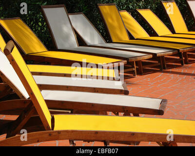 De Ligne jaune vide et chaises longues blanc Banque D'Images